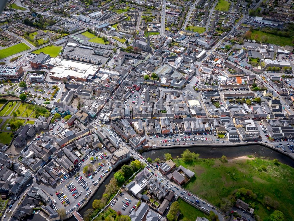 Luftaufnahme Ennis - Stadtzentrum im Innenstadtbereich am Ufer des Flußverlaufes Fergus River in Ennis in Clare, Irland