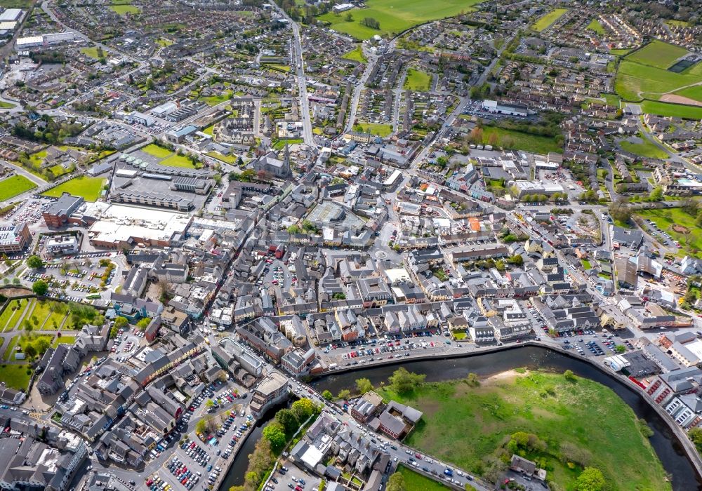 Ennis von oben - Stadtzentrum im Innenstadtbereich am Ufer des Flußverlaufes Fergus River in Ennis in Clare, Irland