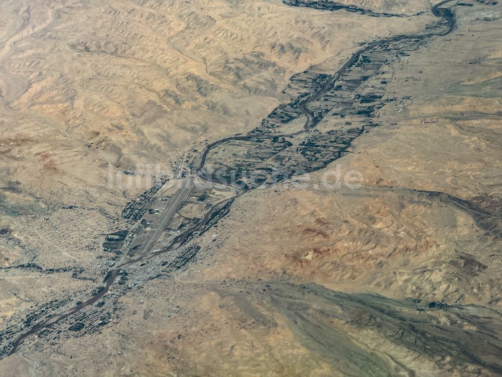 Chaghcharan aus der Vogelperspektive: Stadtzentrum im Innenstadtbereich am Ufer des Flußverlaufes Hari River in Chaghcharan in Ghor, Afghanistan