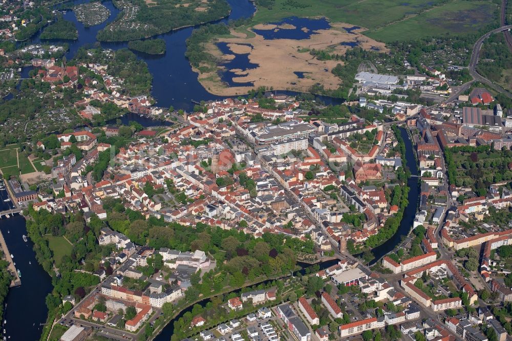 Brandenburg an der Havel aus der Vogelperspektive: Stadtzentrum im Innenstadtbereich am Ufer des Flußverlaufes Havel in Brandenburg an der Havel im Bundesland Brandenburg, Deutschland