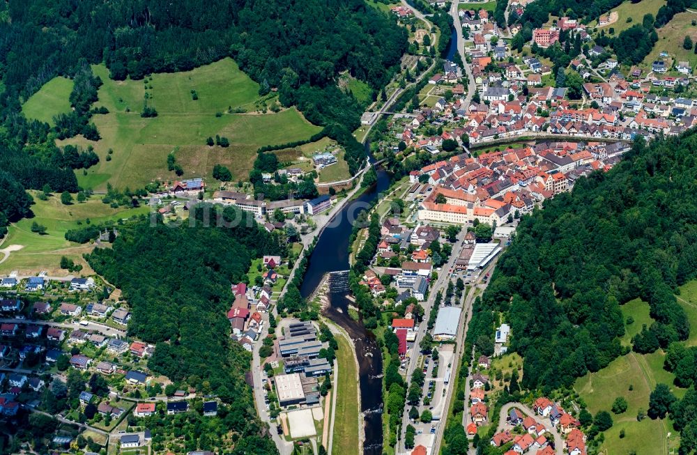 Wolfach von oben - Stadtzentrum im Innenstadtbereich am Ufer des Flußverlaufes Kinzig in Wolfach im Bundesland Baden-Württemberg, Deutschland