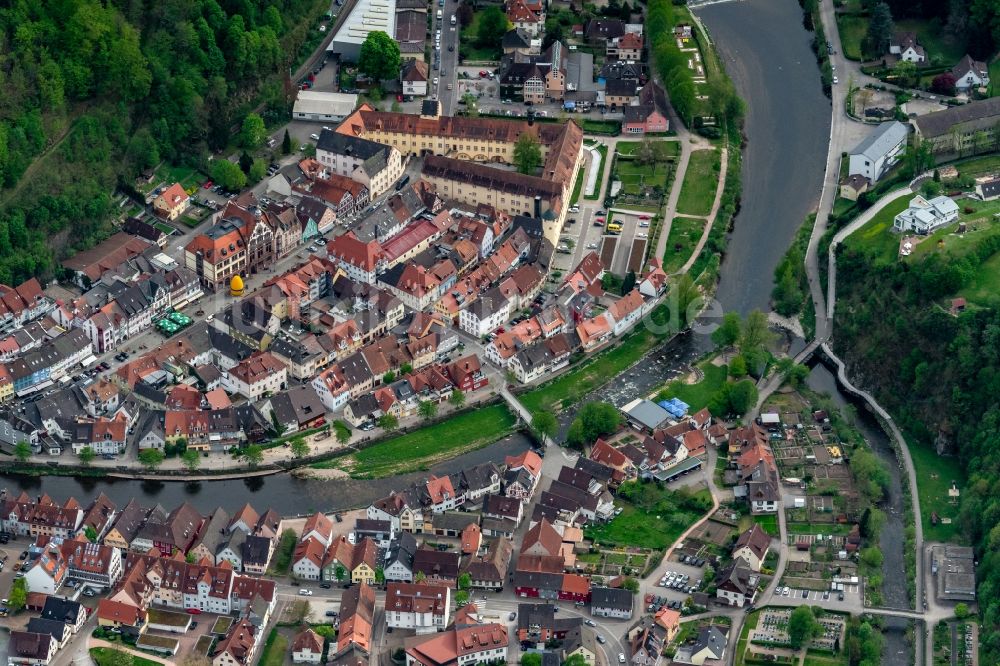 Wolfach aus der Vogelperspektive: Stadtzentrum im Innenstadtbereich am Ufer des Flußverlaufes Kinzig in Wolfach im Bundesland Baden-Württemberg, Deutschland