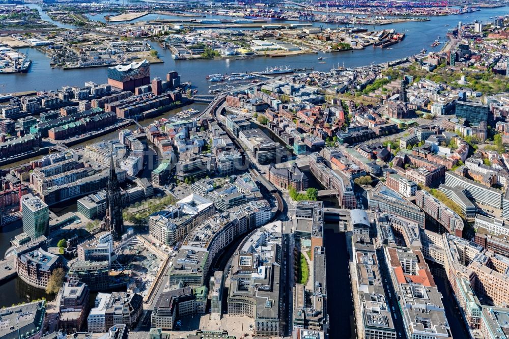 Hamburg von oben - Stadtzentrum im Innenstadtbereich am Ufer des Flußverlaufes Kleine Alster entlang der Große Johannisstraße - Alter Wall im Ortsteil Neustadt in Hamburg, Deutschland