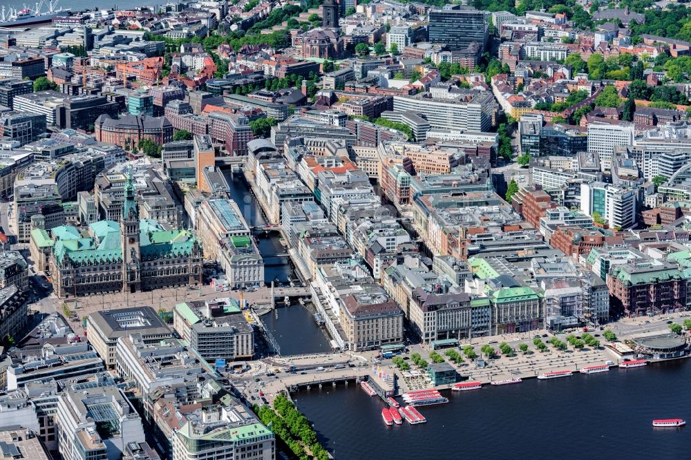 Luftaufnahme Hamburg - Stadtzentrum im Innenstadtbereich am Ufer des Flußverlaufes Kleine Alster im Ortsteil Neustadt in Hamburg, Deutschland