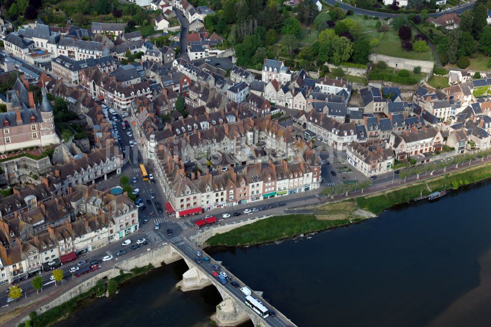 Luftaufnahme Gien - Stadtzentrum im Innenstadtbereich am Ufer des Flußverlaufes Loire in Gien in Centre-Val de Loire, Frankreich