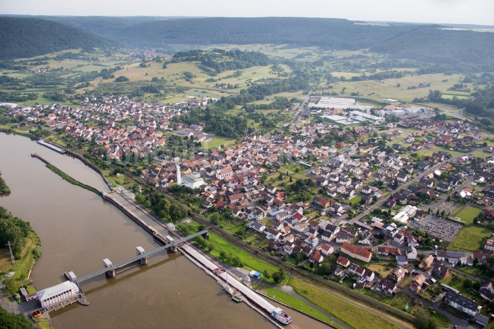 Luftaufnahme Faulbach - Stadtzentrum im Innenstadtbereich am Ufer des Flußverlaufes des Main mit Schleuse in Faulbach im Bundesland Bayern, Deutschland