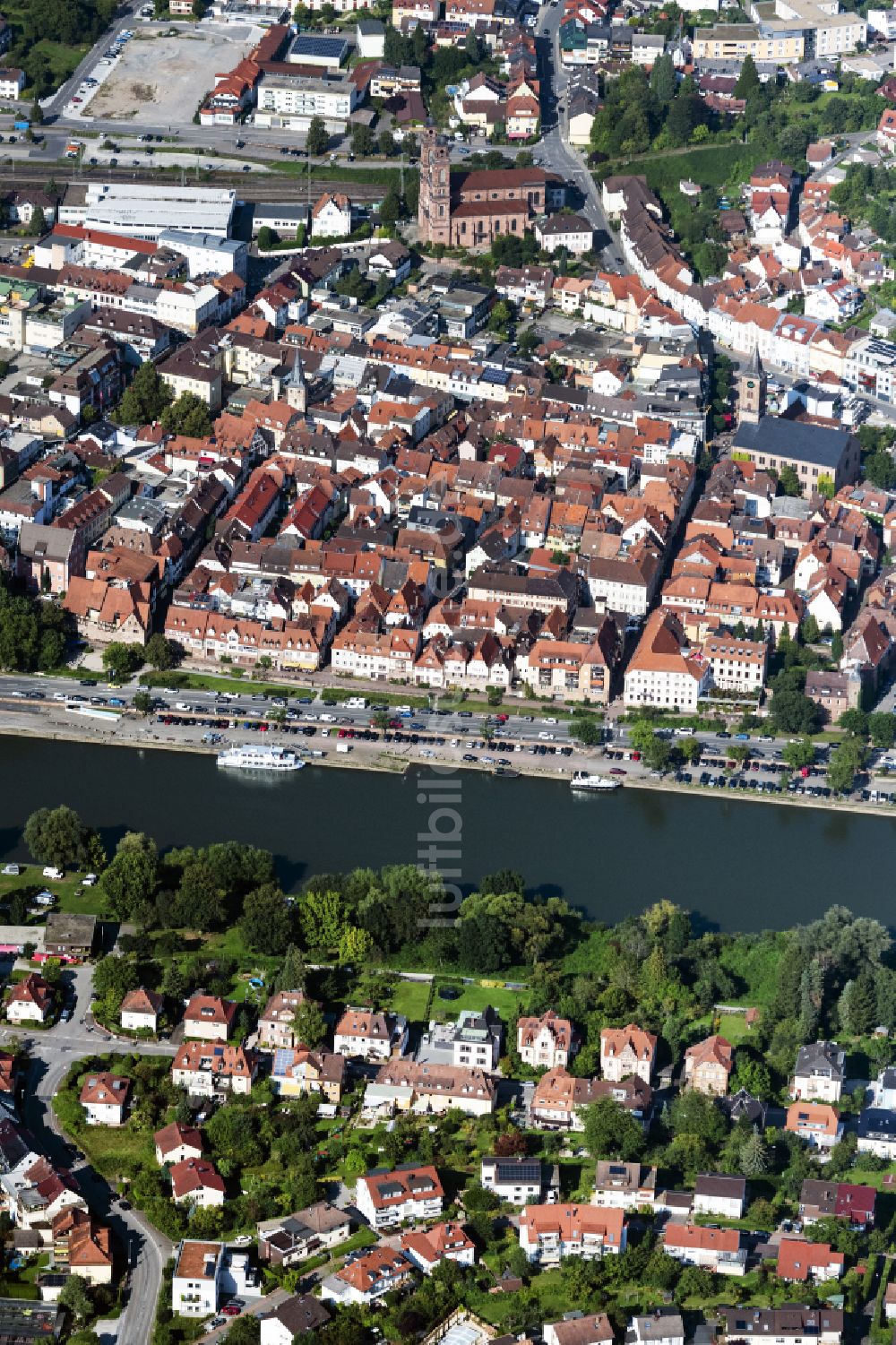 Eberbach von oben - Stadtzentrum im Innenstadtbereich am Ufer des Flußverlaufes der Neckar in Eberbach im Bundesland Baden-Württemberg, Deutschland