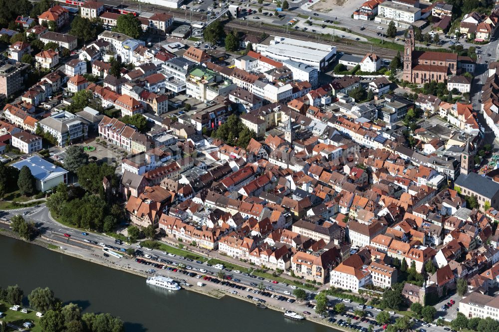 Luftbild Eberbach - Stadtzentrum im Innenstadtbereich am Ufer des Flußverlaufes der Neckar in Eberbach im Bundesland Baden-Württemberg, Deutschland