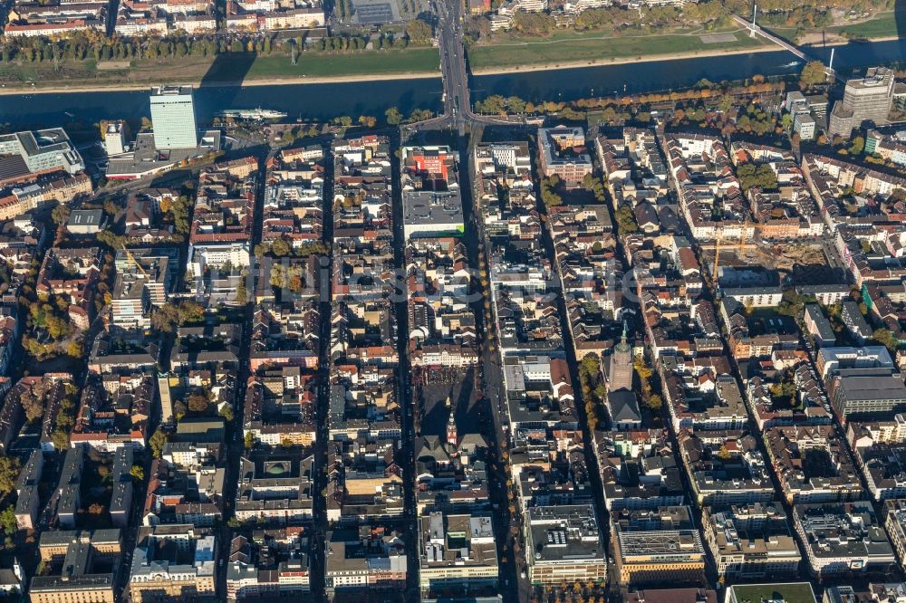 Luftaufnahme Mannheim - Stadtzentrum im Innenstadtbereich am Ufer des Flußverlaufes des Neckar im Ortsteil Quadrate in Mannheim im Bundesland Baden-Württemberg, Deutschland