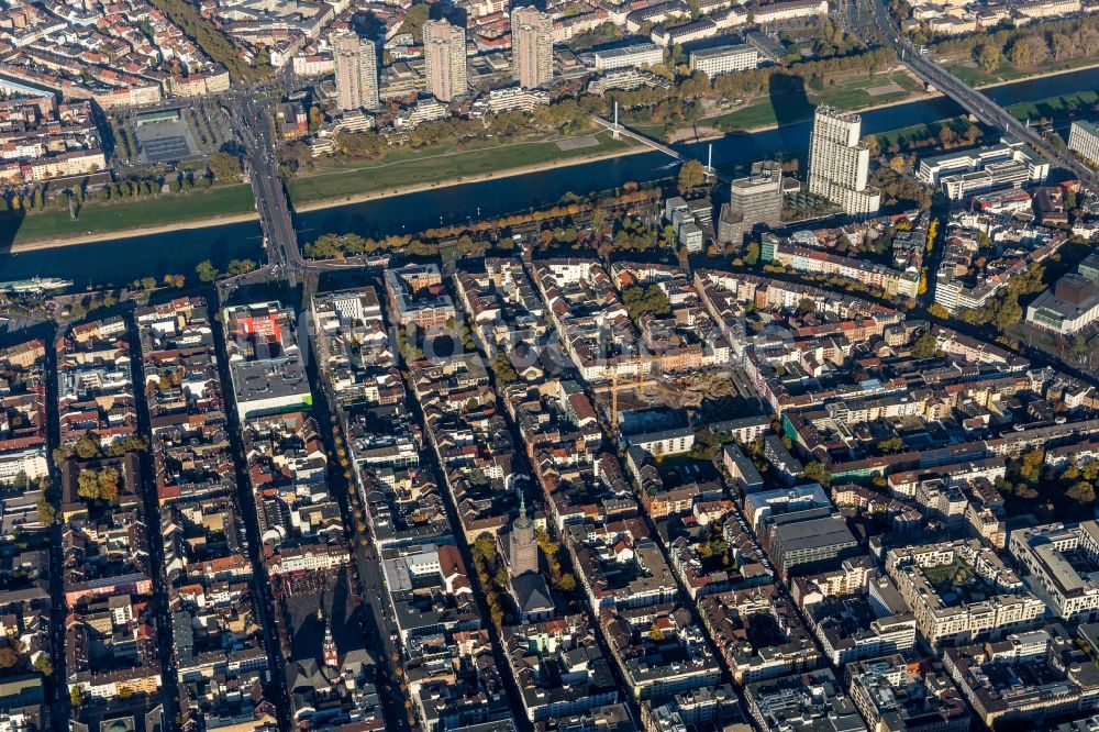 Mannheim von oben - Stadtzentrum im Innenstadtbereich am Ufer des Flußverlaufes des Neckar im Ortsteil Quadrate in Mannheim im Bundesland Baden-Württemberg, Deutschland