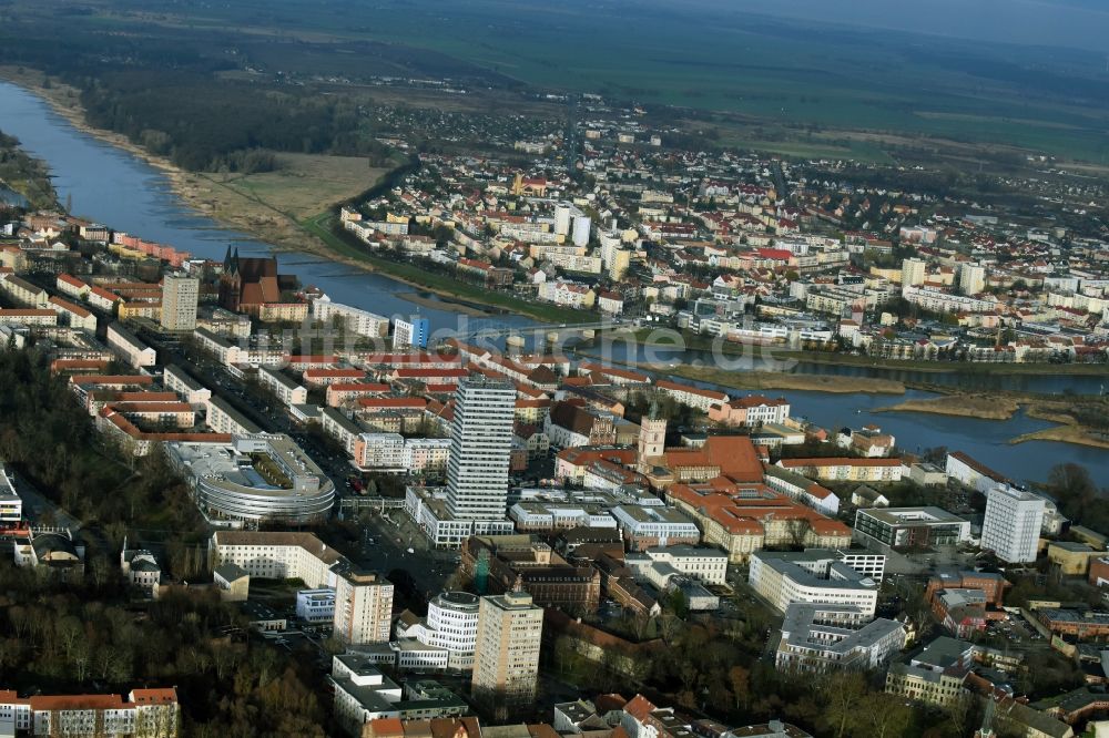 Frankfurt (Oder) von oben - Stadtzentrum im Innenstadtbereich am Ufer des Flußverlaufes der Oder an der Grenze zu Slubice in Frankfurt (Oder) im Bundesland Brandenburg