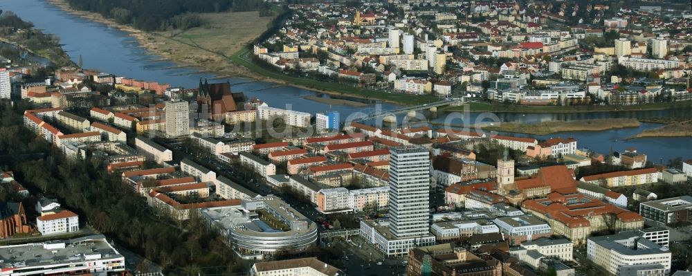 Frankfurt (Oder) von oben - Stadtzentrum im Innenstadtbereich am Ufer des Flußverlaufes der Oder an der Grenze zu Slubice in Frankfurt (Oder) im Bundesland Brandenburg