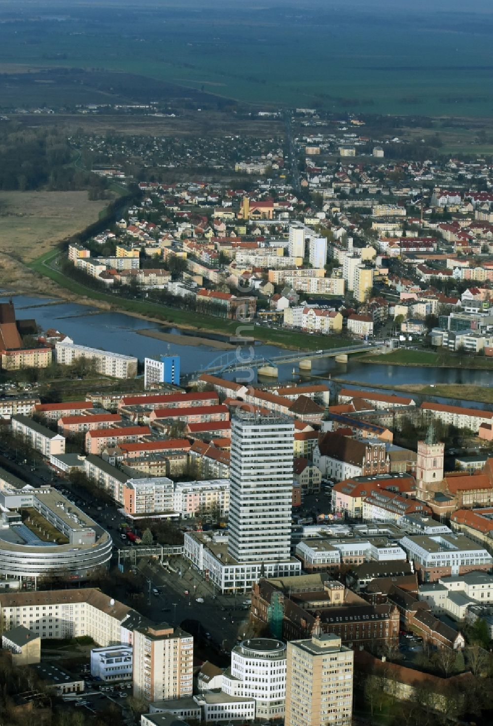 Frankfurt (Oder) aus der Vogelperspektive: Stadtzentrum im Innenstadtbereich am Ufer des Flußverlaufes der Oder an der Grenze zu Slubice in Frankfurt (Oder) im Bundesland Brandenburg