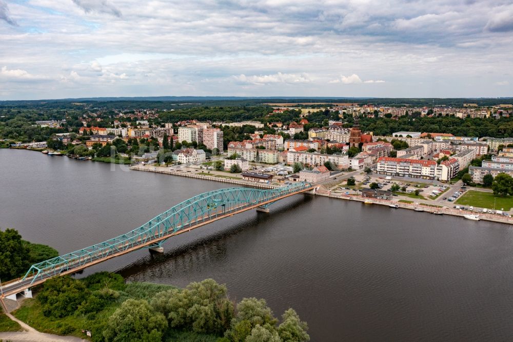 Gryfino von oben - Stadtzentrum im Innenstadtbereich am Ufer des Flußverlaufes der Oder in Gryfino in Zachodniopomorskie, Polen