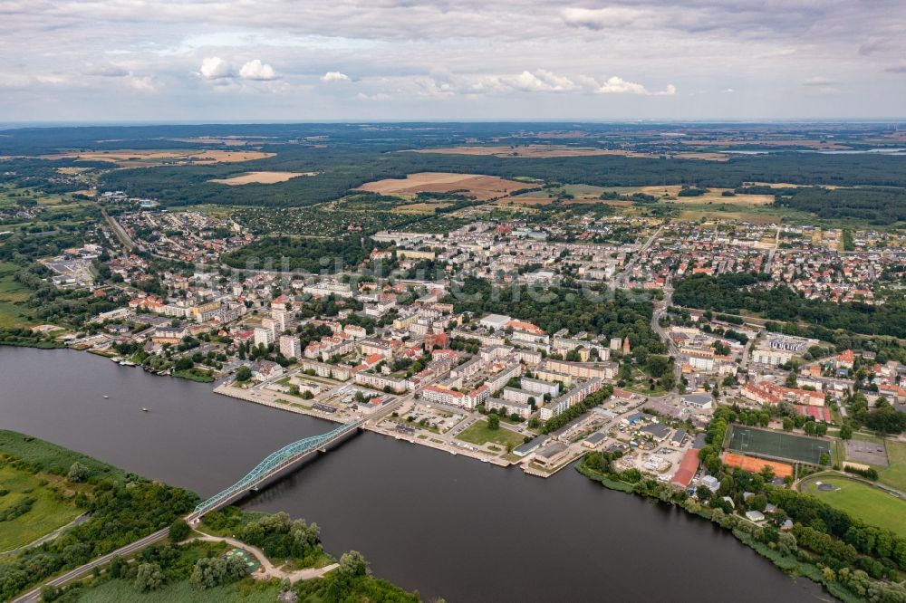 Gryfino von oben - Stadtzentrum im Innenstadtbereich am Ufer des Flußverlaufes der Oder in Gryfino in Zachodniopomorskie, Polen