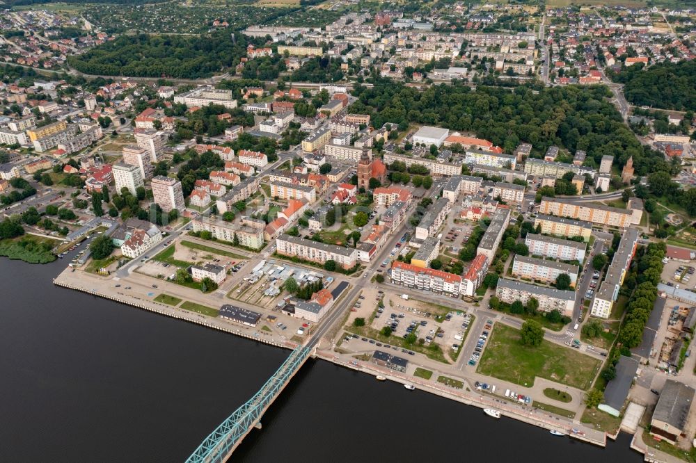 Gryfino aus der Vogelperspektive: Stadtzentrum im Innenstadtbereich am Ufer des Flußverlaufes der Oder in Gryfino in Zachodniopomorskie, Polen