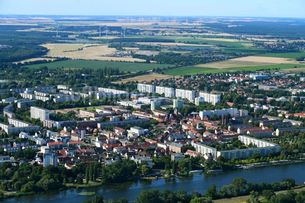 Schwedt/Oder von oben - Stadtzentrum im Innenstadtbereich am Ufer des Flußverlaufes der Oder in Schwedt/Oder im Bundesland Brandenburg, Deutschland