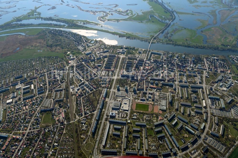 Schwedt/Oder aus der Vogelperspektive: Stadtzentrum im Innenstadtbereich am Ufer des Flussverlaufes der Oder in Schwedt/Oder im Bundesland Brandenburg, Deutschland