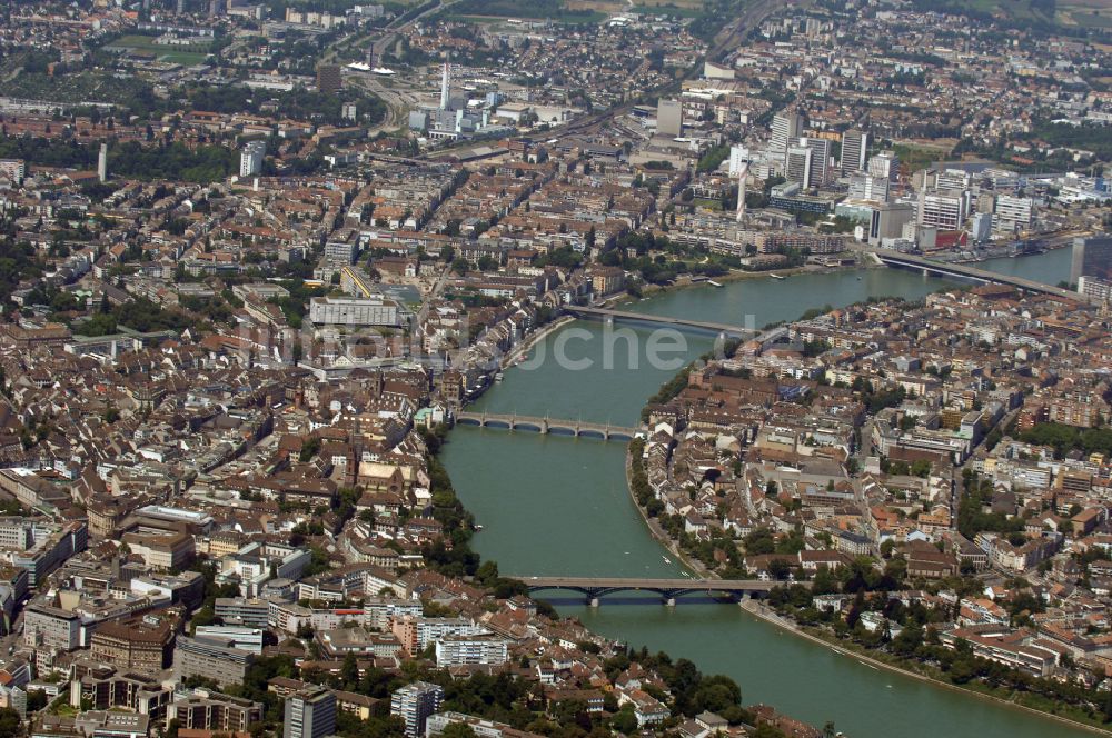 Basel aus der Vogelperspektive: Stadtzentrum im Innenstadtbereich am Ufer des Flußverlaufes des Rhein in Basel, Schweiz