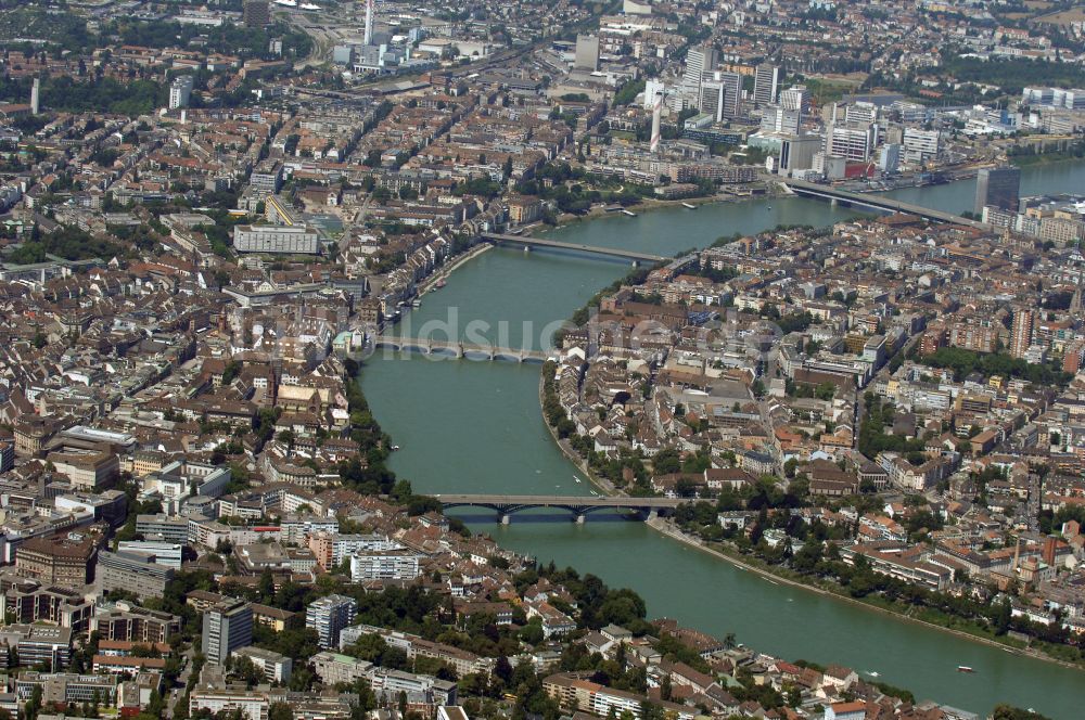 Luftbild Basel - Stadtzentrum im Innenstadtbereich am Ufer des Flußverlaufes des Rhein in Basel, Schweiz