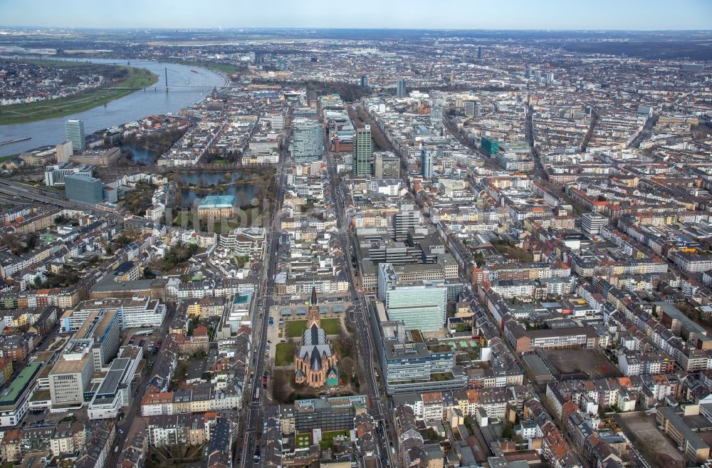 Luftbild Düsseldorf - Stadtzentrum im Innenstadtbereich am Ufer des Flußverlaufes des Rhein in Düsseldorf im Bundesland Nordrhein-Westfalen