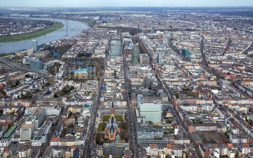 Luftaufnahme Düsseldorf - Stadtzentrum im Innenstadtbereich am Ufer des Flußverlaufes des Rhein in Düsseldorf im Bundesland Nordrhein-Westfalen