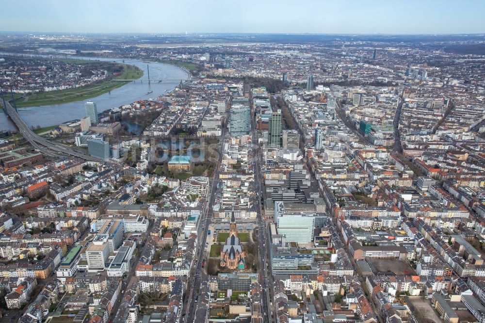 Düsseldorf von oben - Stadtzentrum im Innenstadtbereich am Ufer des Flußverlaufes des Rhein in Düsseldorf im Bundesland Nordrhein-Westfalen