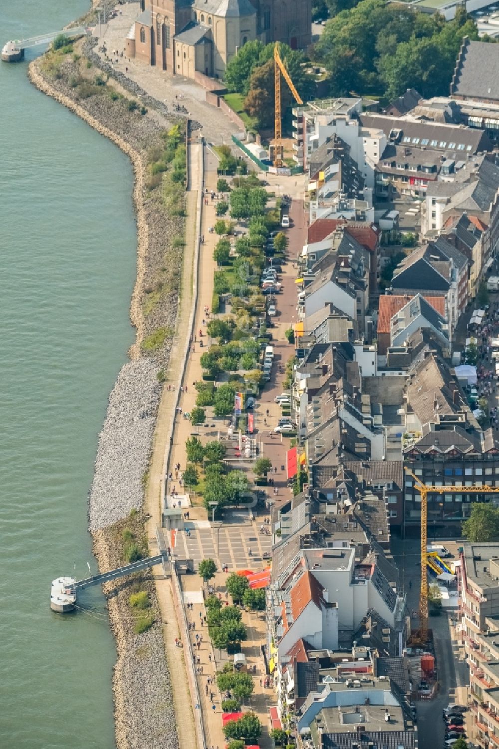 Emmerich am Rhein aus der Vogelperspektive: Stadtzentrum im Innenstadtbereich am Ufer des Flußverlaufes des Rhein in Emmerich am Rhein im Bundesland Nordrhein-Westfalen, Deutschland