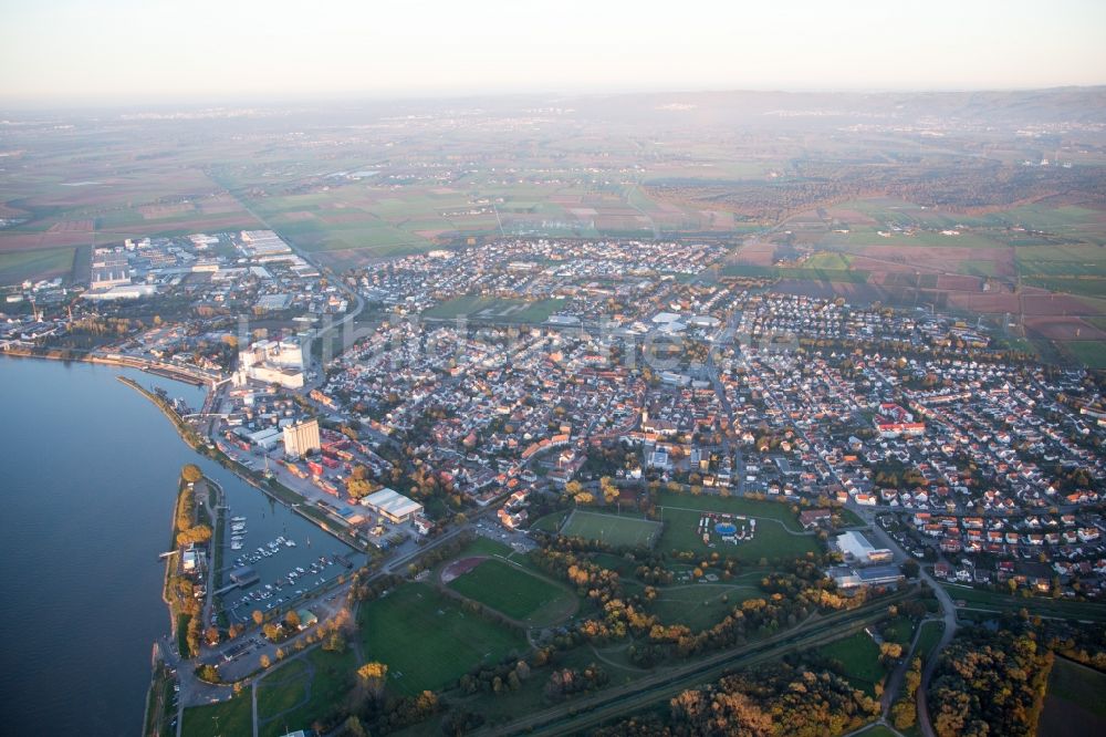 Luftaufnahme Gernsheim - Stadtzentrum im Innenstadtbereich am Ufer des Flußverlaufes des Rhein in Gernsheim im Bundesland Hessen, Deutschland