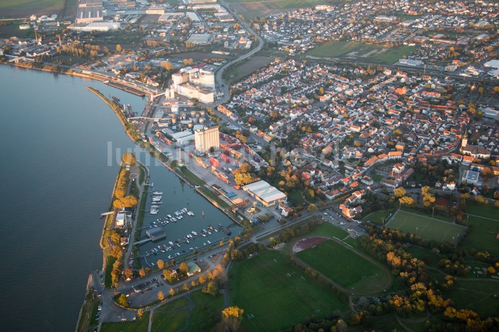 Gernsheim von oben - Stadtzentrum im Innenstadtbereich am Ufer des Flußverlaufes des Rhein in Gernsheim im Bundesland Hessen, Deutschland