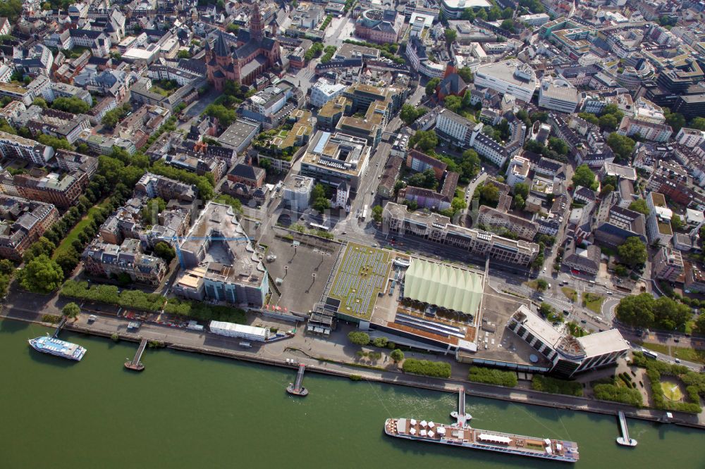 Mainz aus der Vogelperspektive: Stadtzentrum im Innenstadtbereich am Ufer des Flußverlaufes des Rhein im Ortsteil Altstadt in Mainz im Bundesland Rheinland-Pfalz, Deutschland