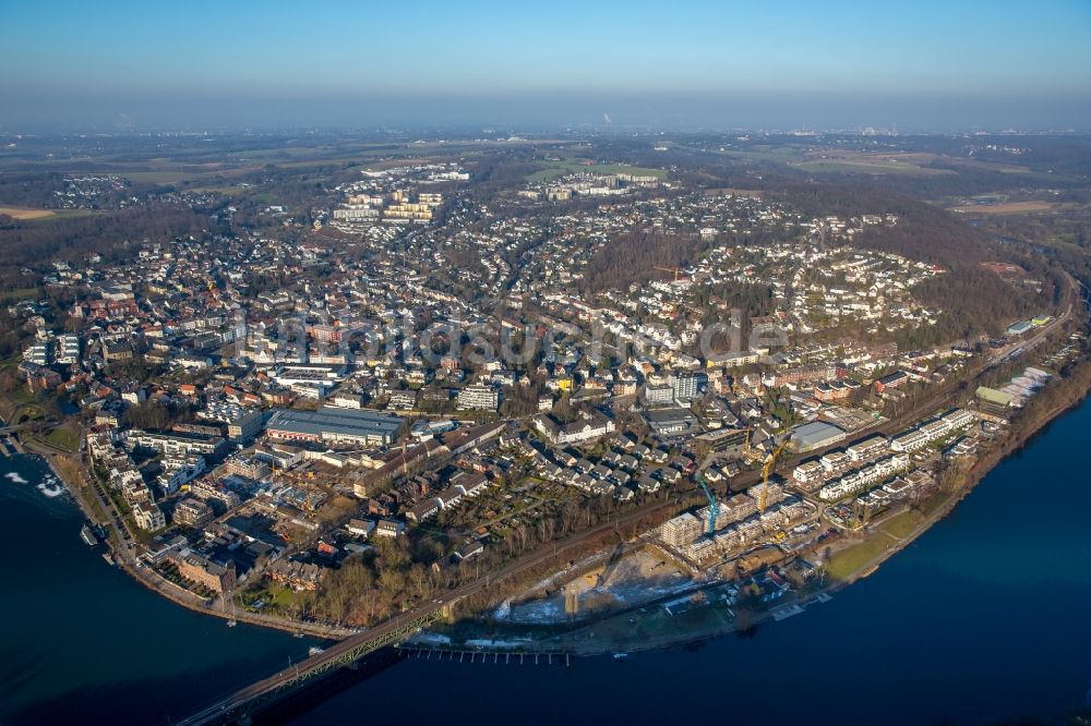 Luftaufnahme Kettwig - Stadtzentrum im Innenstadtbereich am Ufer des Flußverlaufes Ruhr in Kettwig im Bundesland Nordrhein-Westfalen