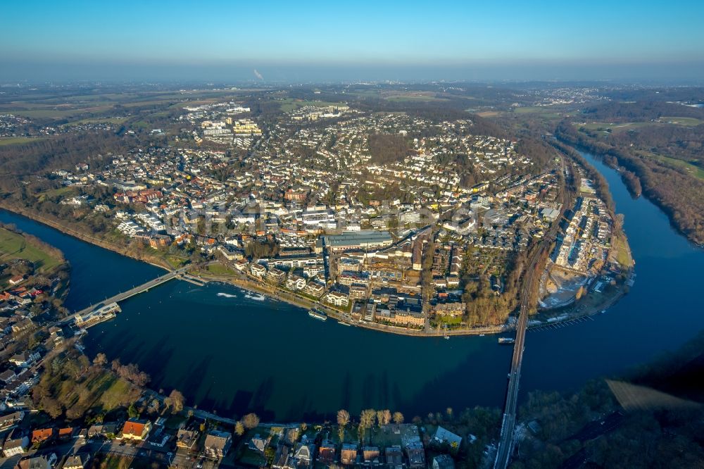 Kettwig aus der Vogelperspektive: Stadtzentrum im Innenstadtbereich am Ufer des Flußverlaufes Ruhr in Kettwig im Bundesland Nordrhein-Westfalen