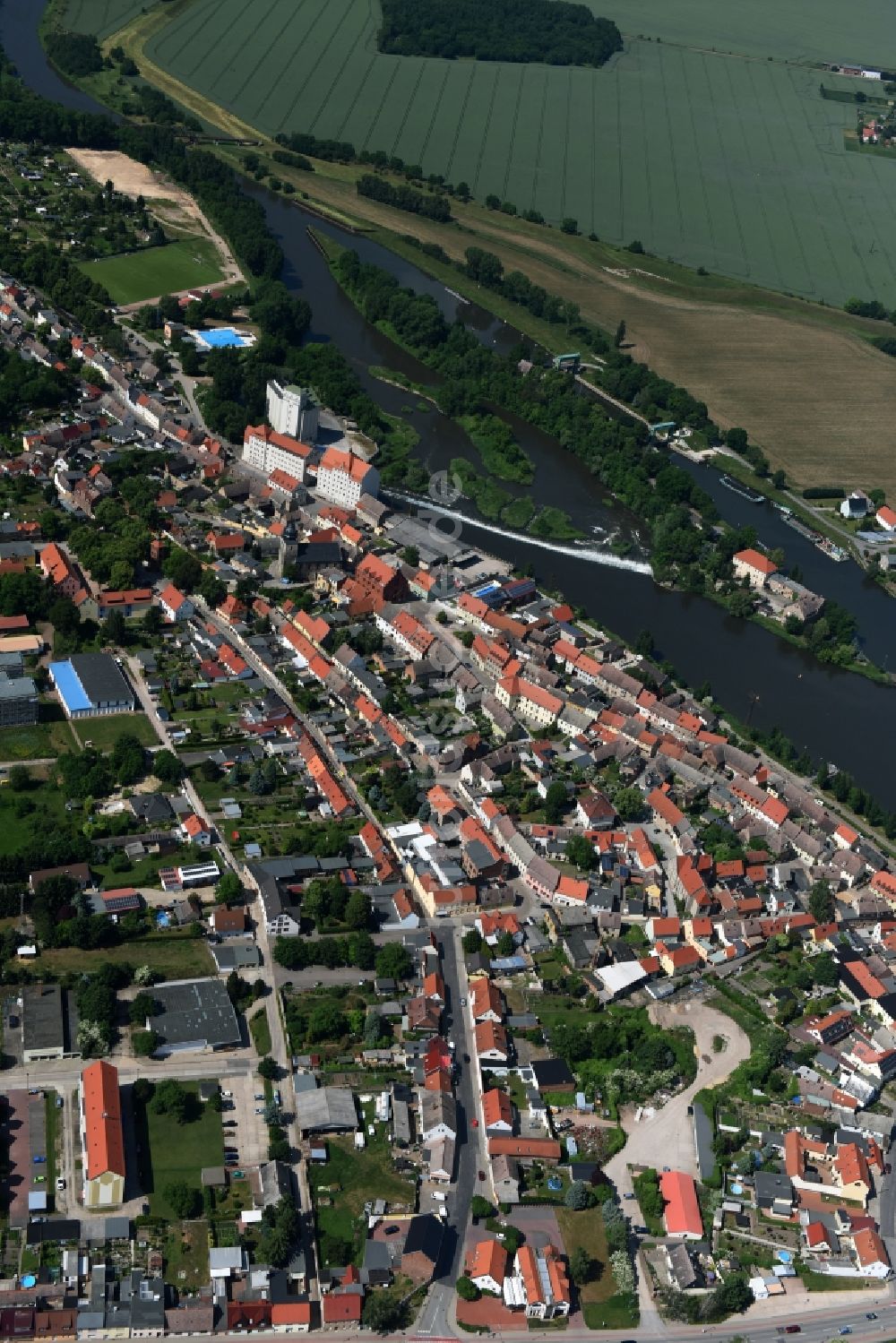 Alsleben (Saale) von oben - Stadtzentrum im Innenstadtbereich am Ufer des Flußverlaufes der Saale in Alsleben (Saale) im Bundesland Sachsen-Anhalt