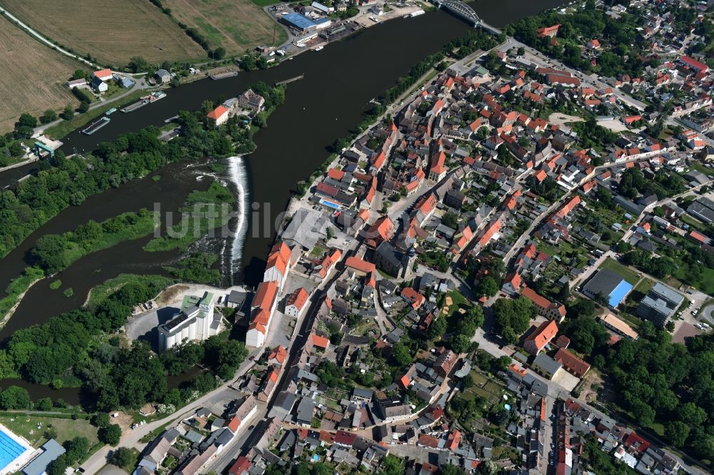 Alsleben (Saale) aus der Vogelperspektive: Stadtzentrum im Innenstadtbereich am Ufer des Flußverlaufes der Saale in Alsleben (Saale) im Bundesland Sachsen-Anhalt