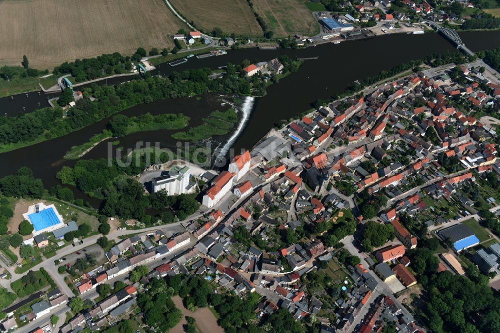 Luftbild Alsleben (Saale) - Stadtzentrum im Innenstadtbereich am Ufer des Flußverlaufes der Saale in Alsleben (Saale) im Bundesland Sachsen-Anhalt