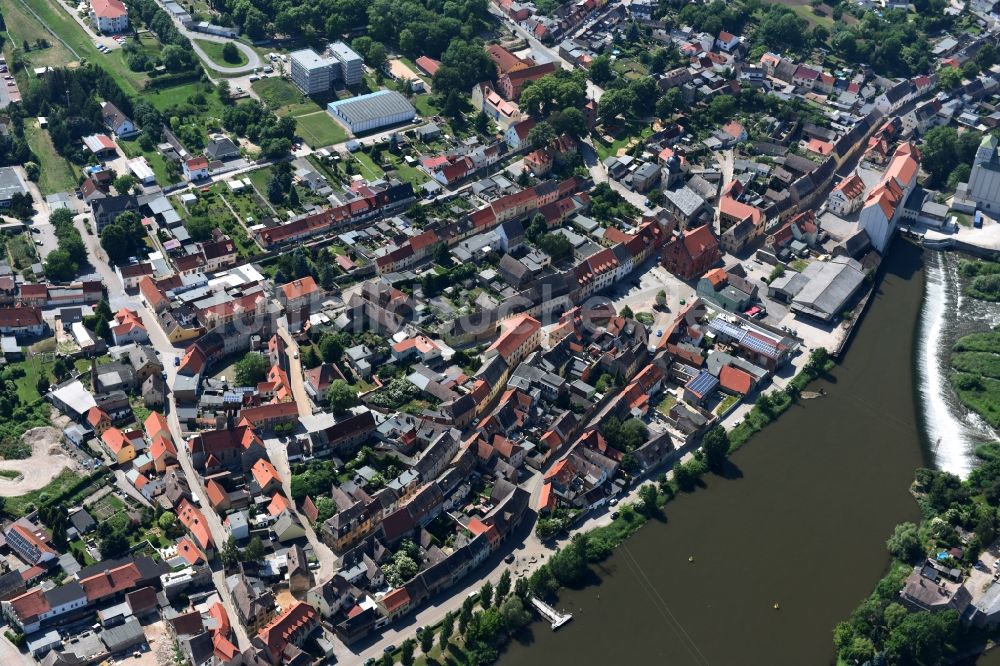 Alsleben (Saale) aus der Vogelperspektive: Stadtzentrum im Innenstadtbereich am Ufer des Flußverlaufes der Saale in Alsleben (Saale) im Bundesland Sachsen-Anhalt