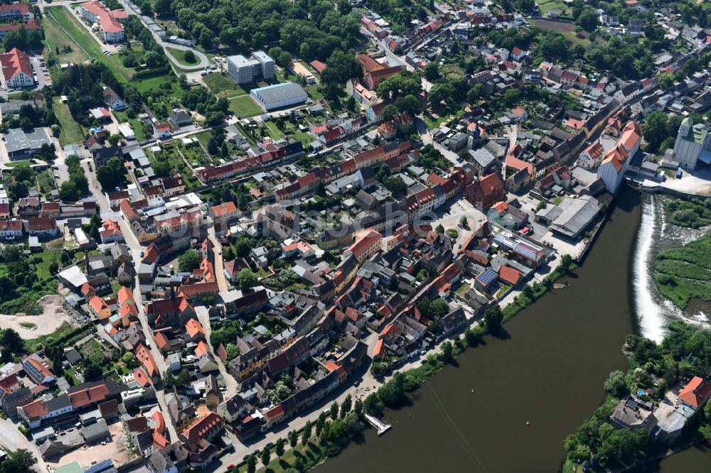 Luftbild Alsleben (Saale) - Stadtzentrum im Innenstadtbereich am Ufer des Flußverlaufes der Saale in Alsleben (Saale) im Bundesland Sachsen-Anhalt