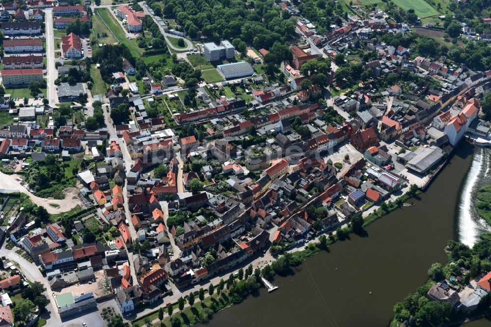 Alsleben (Saale) von oben - Stadtzentrum im Innenstadtbereich am Ufer des Flußverlaufes der Saale in Alsleben (Saale) im Bundesland Sachsen-Anhalt