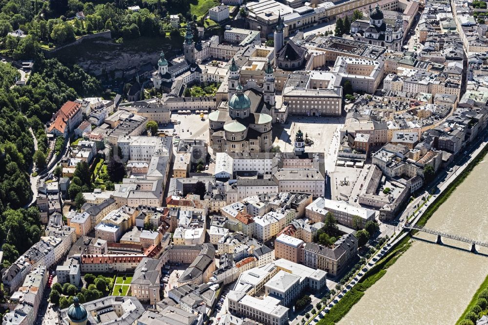 Salzburg von oben - Stadtzentrum im Innenstadtbereich am Ufer des Flußverlaufes der Salzach in Salzburg in Österreich