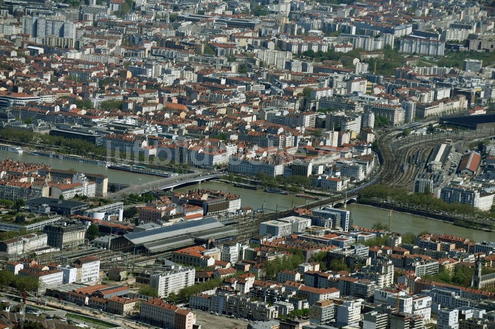 Luftaufnahme Lyon - Stadtzentrum im Innenstadtbereich am Ufer des Flußverlaufes der Saone in Lyon in Auvergne Rhone-Alpes, Frankreich