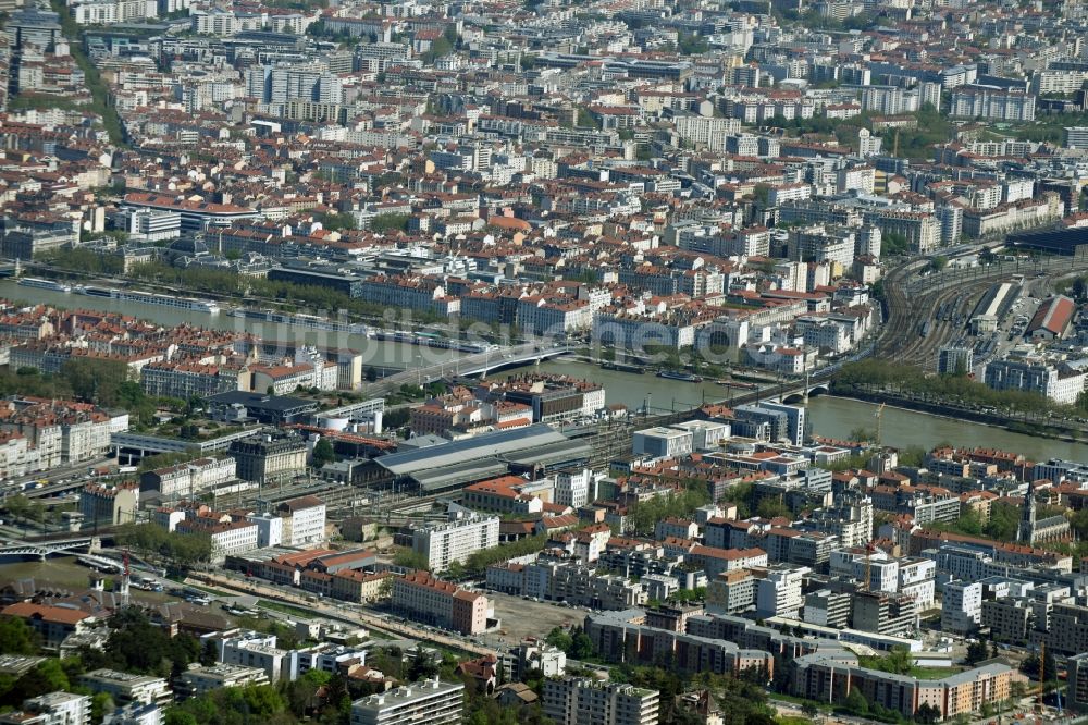 Lyon von oben - Stadtzentrum im Innenstadtbereich am Ufer des Flußverlaufes der Saone in Lyon in Auvergne Rhone-Alpes, Frankreich