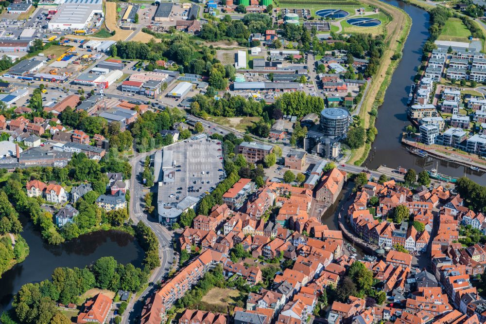 Stade Aus Der Vogelperspektive Stadtzentrum Im Innenstadtbereich Am Ufer Des Flu Verlaufes