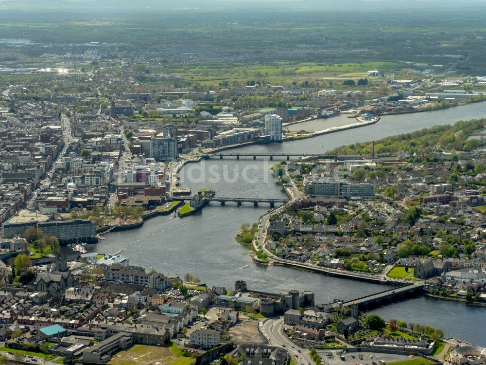 Luftaufnahme Limerick - Stadtzentrum im Innenstadtbereich am Ufer des Flußverlaufes Shannon in Limerick in Limerick, Irland