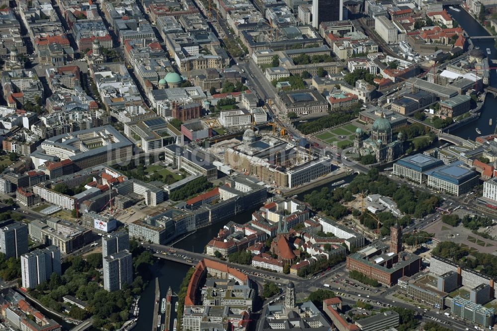 Luftbild Berlin - Stadtzentrum im Innenstadtbereich am Ufer des Flußverlaufes der Spree in Berlin