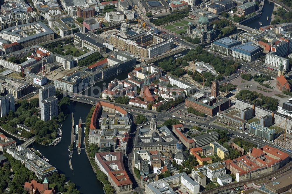 Luftbild Berlin - Stadtzentrum im Innenstadtbereich am Ufer des Flußverlaufes der Spree in Berlin