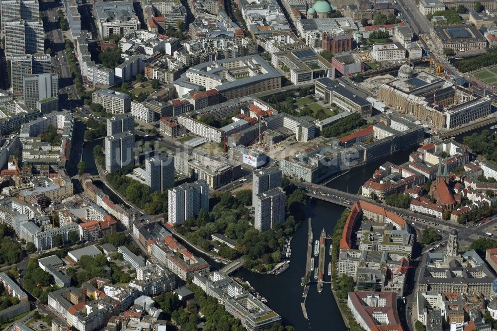 Luftaufnahme Berlin - Stadtzentrum im Innenstadtbereich am Ufer des Flußverlaufes der Spree in Berlin