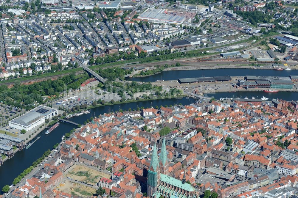 Lübeck von oben - Stadtzentrum im Innenstadtbereich am Ufer des Flußverlaufes der Trave in Lübeck im Bundesland Schleswig-Holstein