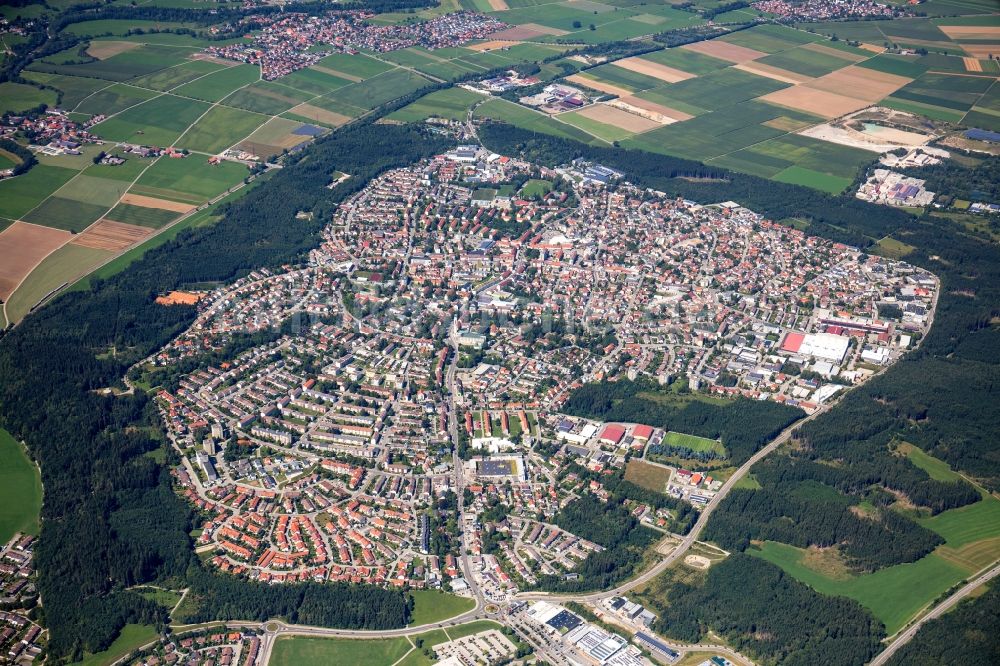 Luftaufnahme Kaufbeuren - Stadtzentrum im Innenstadtbereich am Ufer des Flußverlaufes der Wertach in Kaufbeuren im Bundesland Bayern, Deutschland