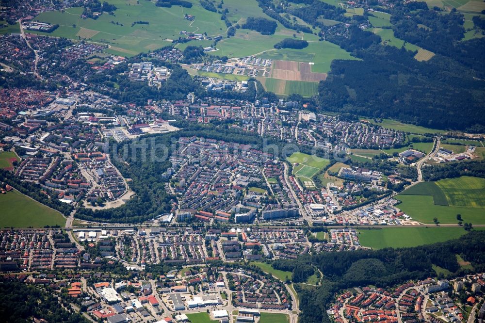 Kaufbeuren von oben - Stadtzentrum im Innenstadtbereich am Ufer des Flußverlaufes der Wertach in Kaufbeuren im Bundesland Bayern, Deutschland